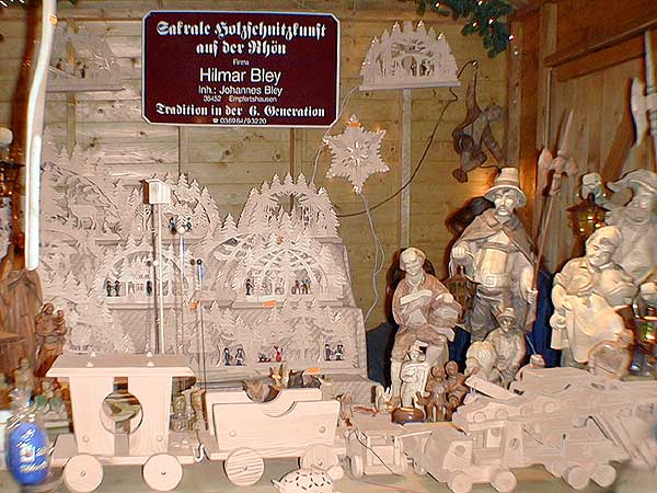 Verkaufsstand Holzschnitzkunst in der Rheinstrae beim Weihnachtsmarkt in Rdesheim am Rhein. Bild 49,  Wilhelm Hermann, 29. November 1998